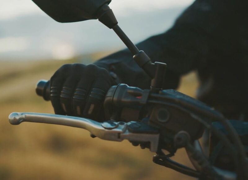 momak drži ručku od motora