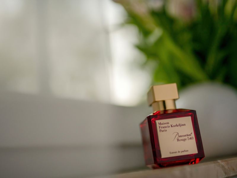 prikaz parfema na polici kod prozora