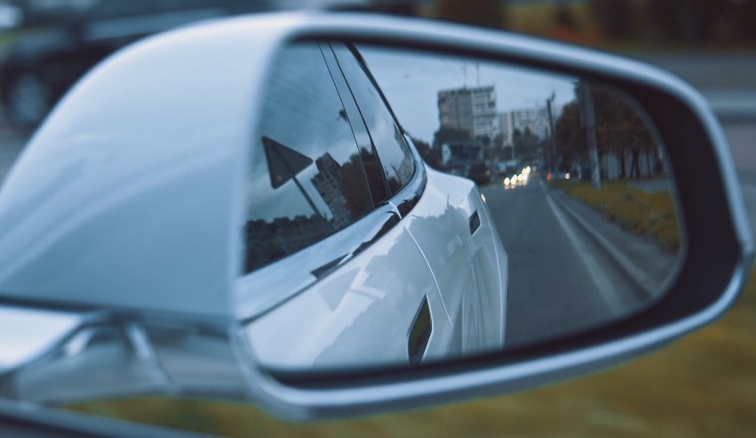 Beli retrovizor na automobilu